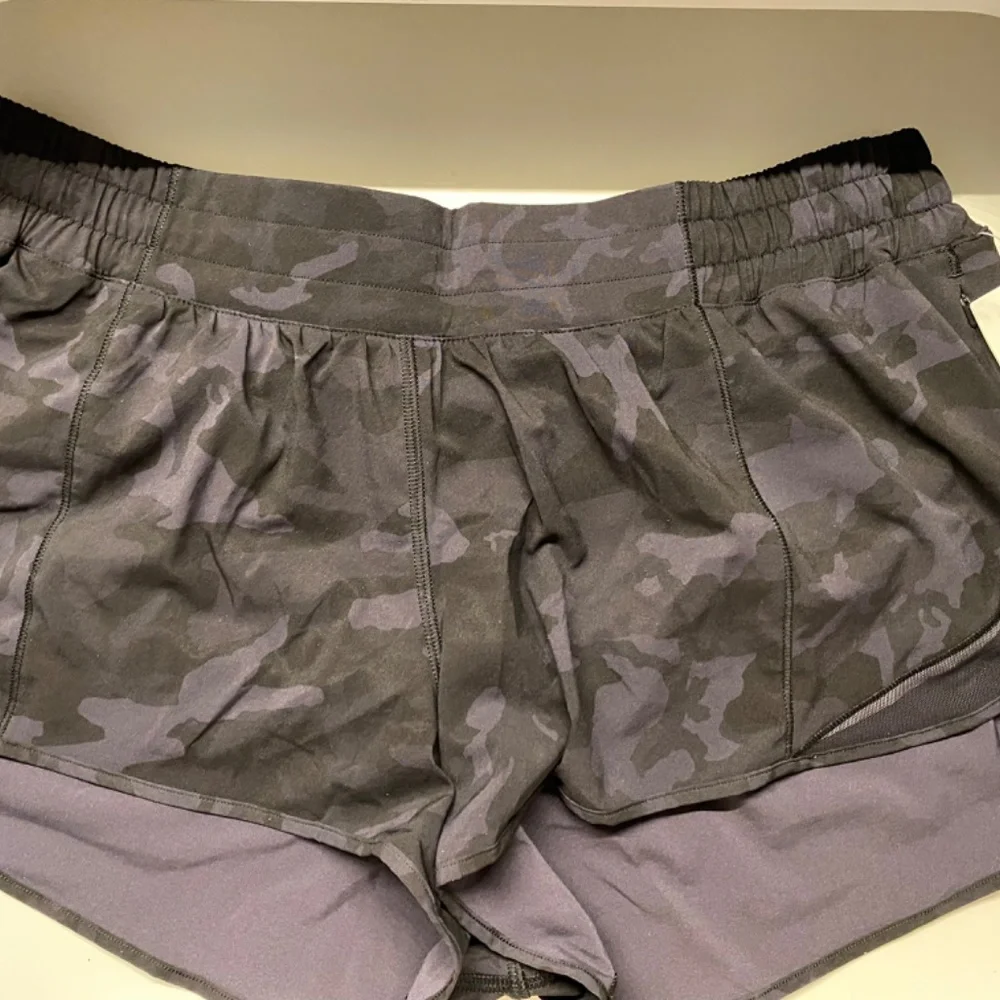 Lululemon Hotty Hot Short Il 2.5" (New) - Picture 2 of 2